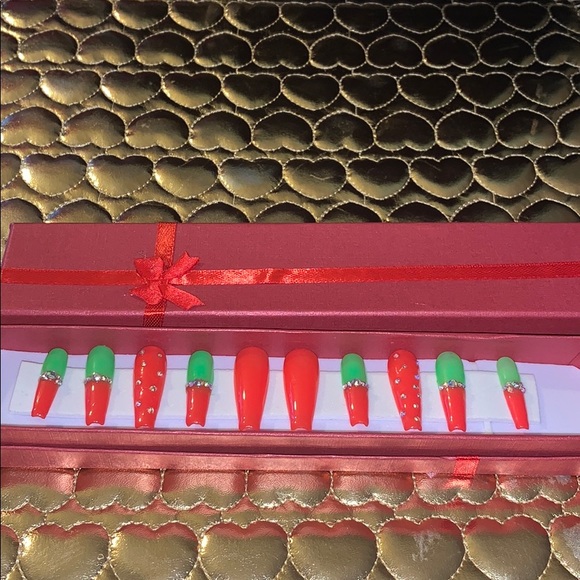 Strawberry with Jems press on nails 🍓 LAST ONE ( Small ) - Picture 3 of 7